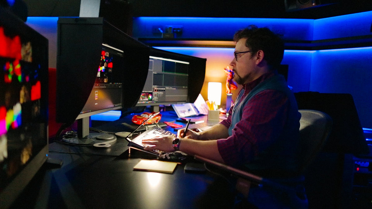 Victor Perez trabajando en su ordenador en el estudio